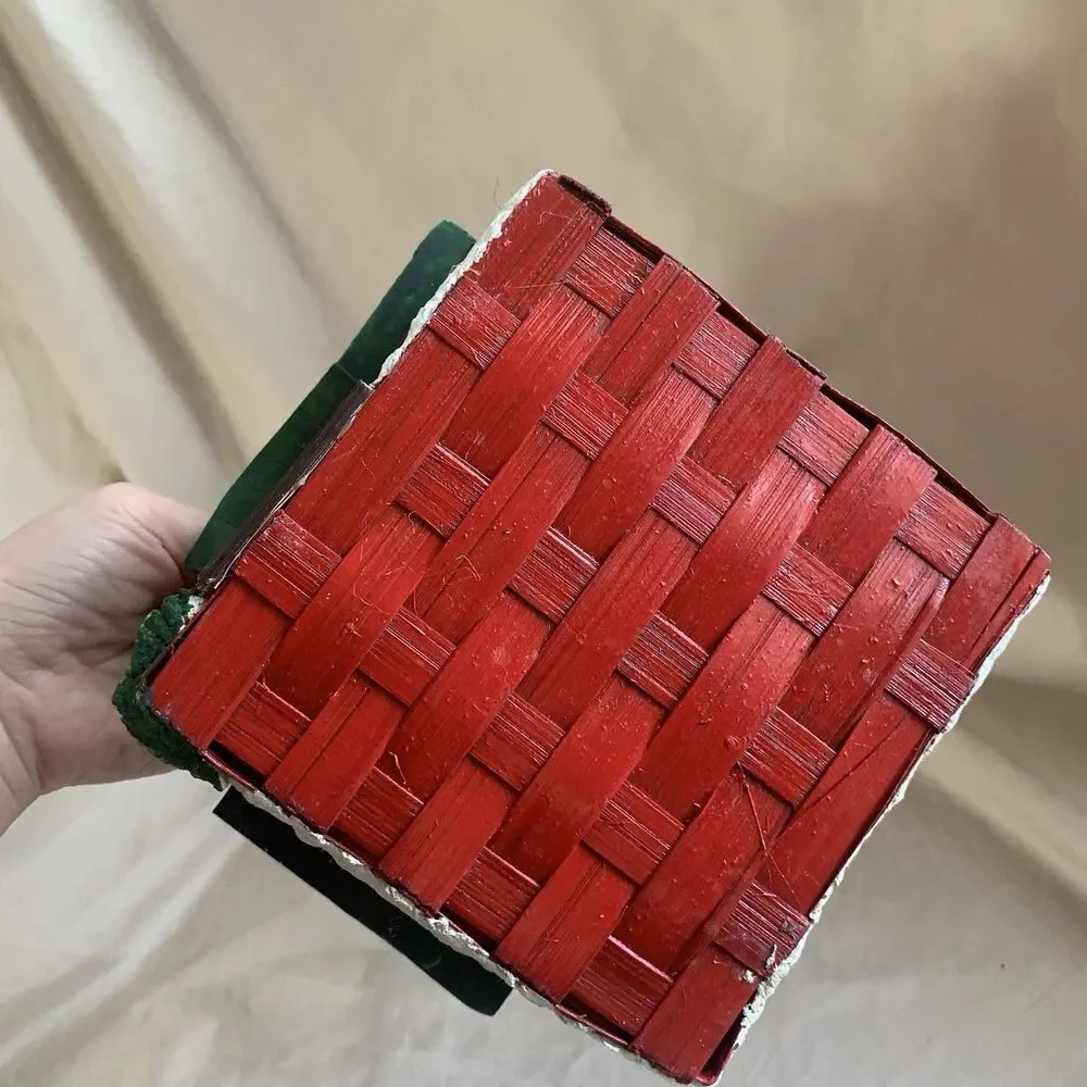 VTG Christmas Bamboo Basket, Santa Workshop 3D Effect, Small 6x6x11”